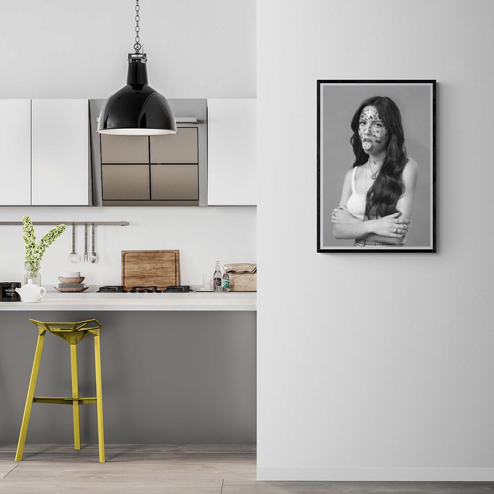 Olivia Rodrigo Zwart Wit dans un intérieur