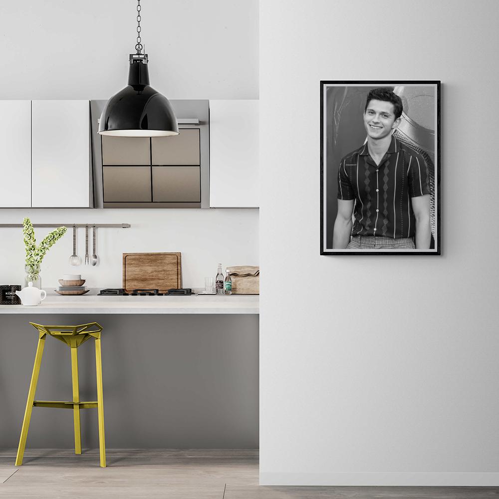 Tom Holland Noir et Blanc dans un intérieur