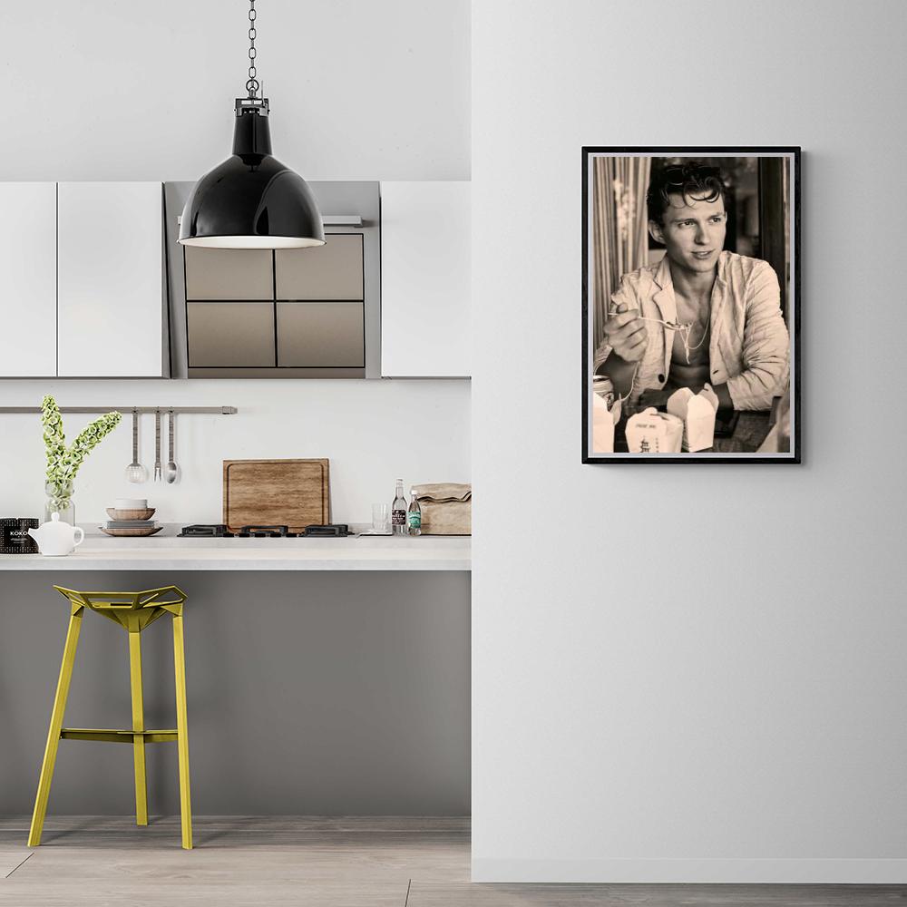 Tom Holland dans un intérieur
