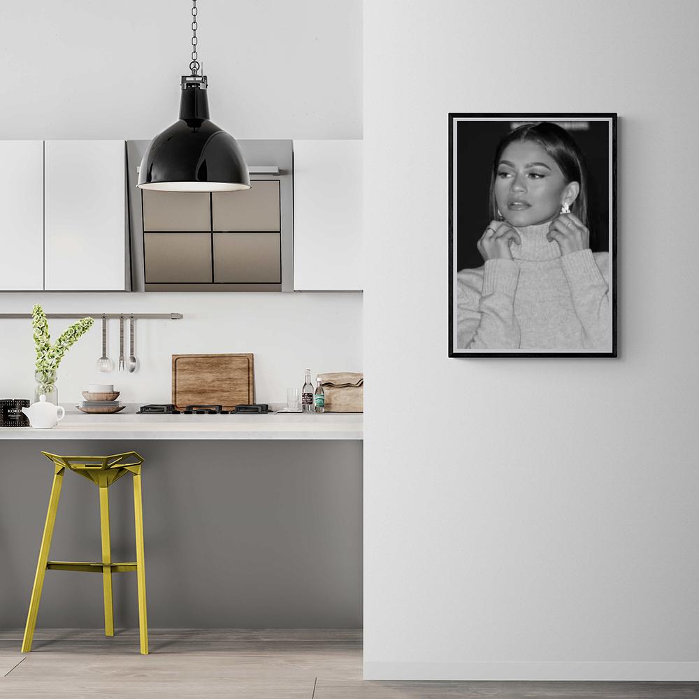 Zendaya Noir et Blanc dans un intérieur