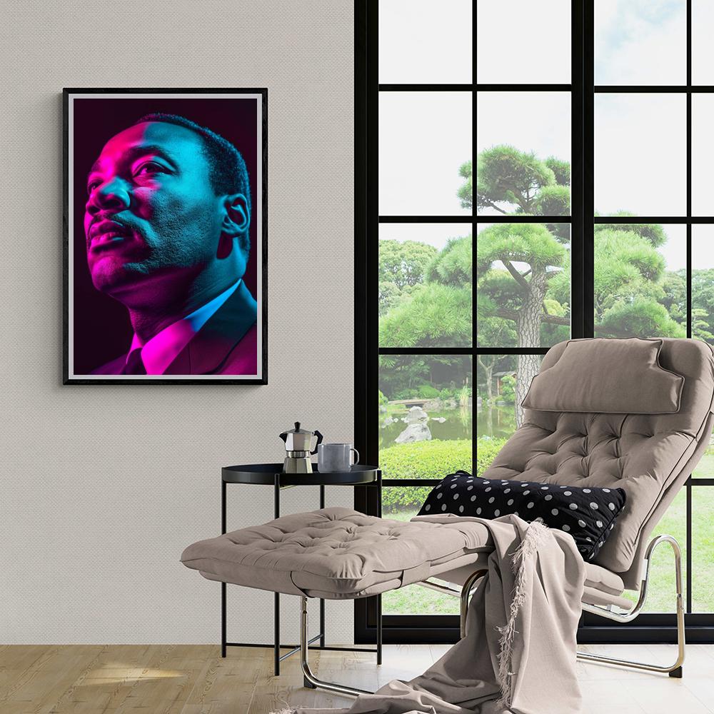 Martin Luther King Jr. dans un intérieur