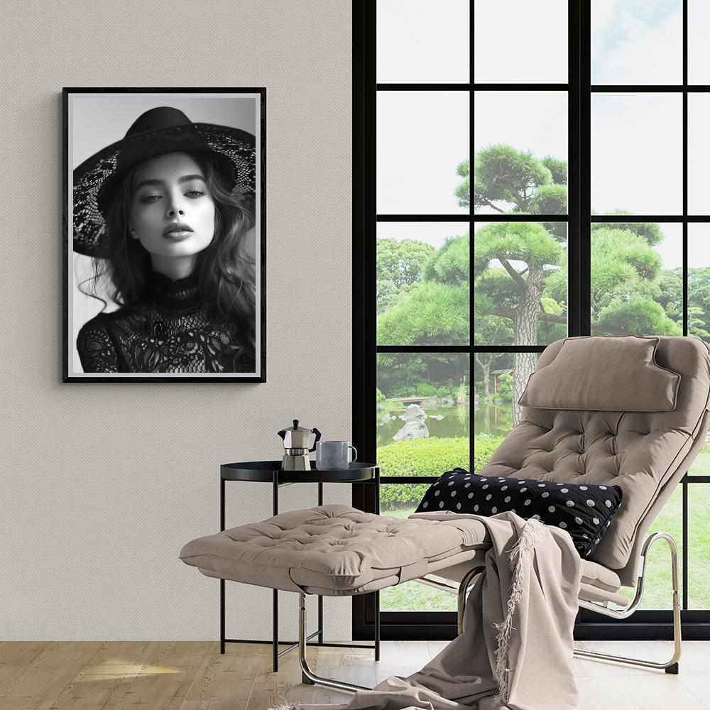 Femme au Chapeau dans un intérieur