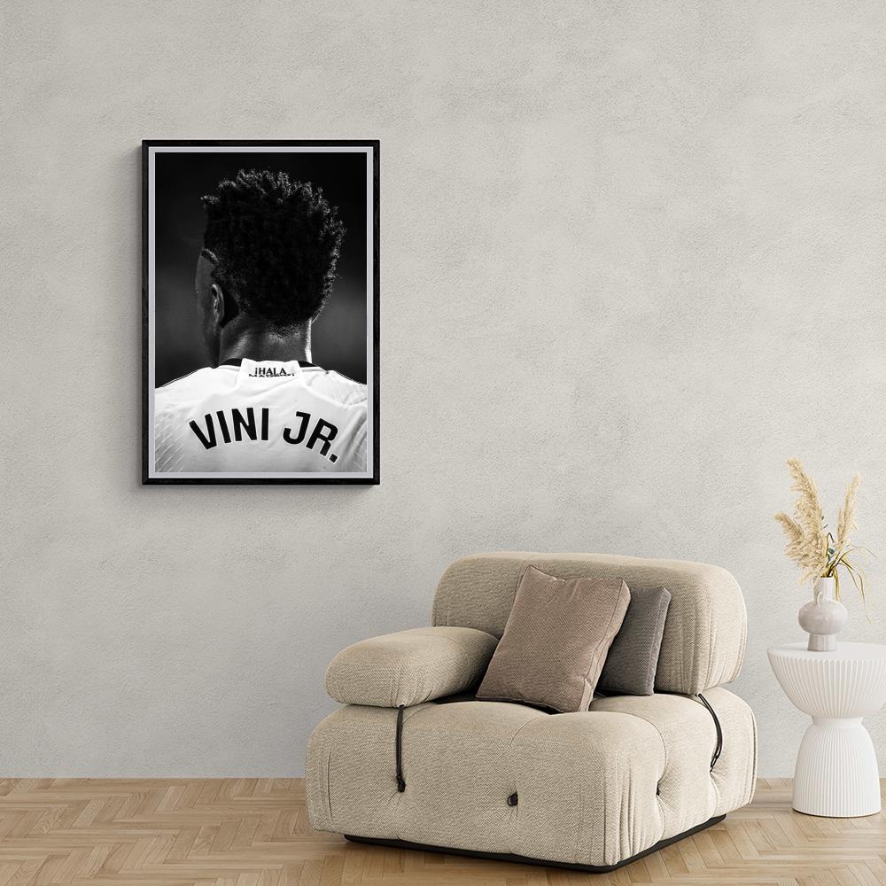 Vini Jr Noir et Blanc dans un intérieur