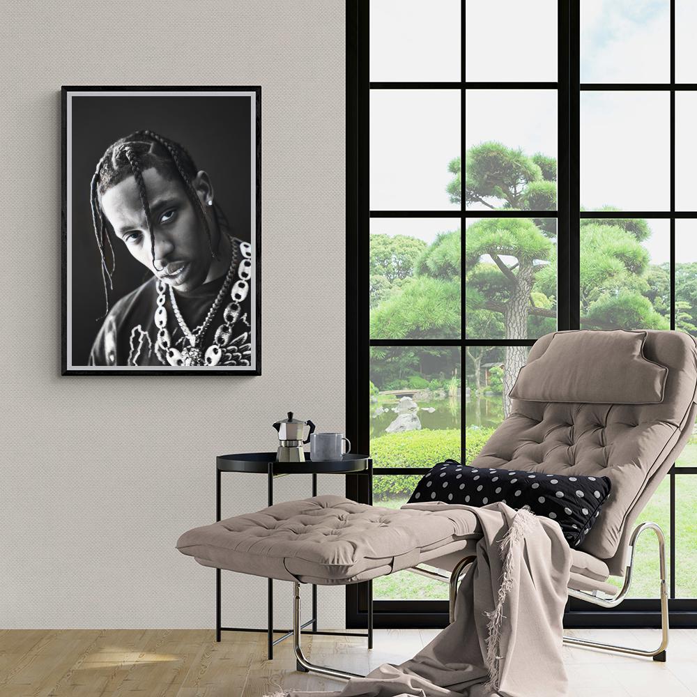 Travis Scott Noir et Blanc dans un intérieur