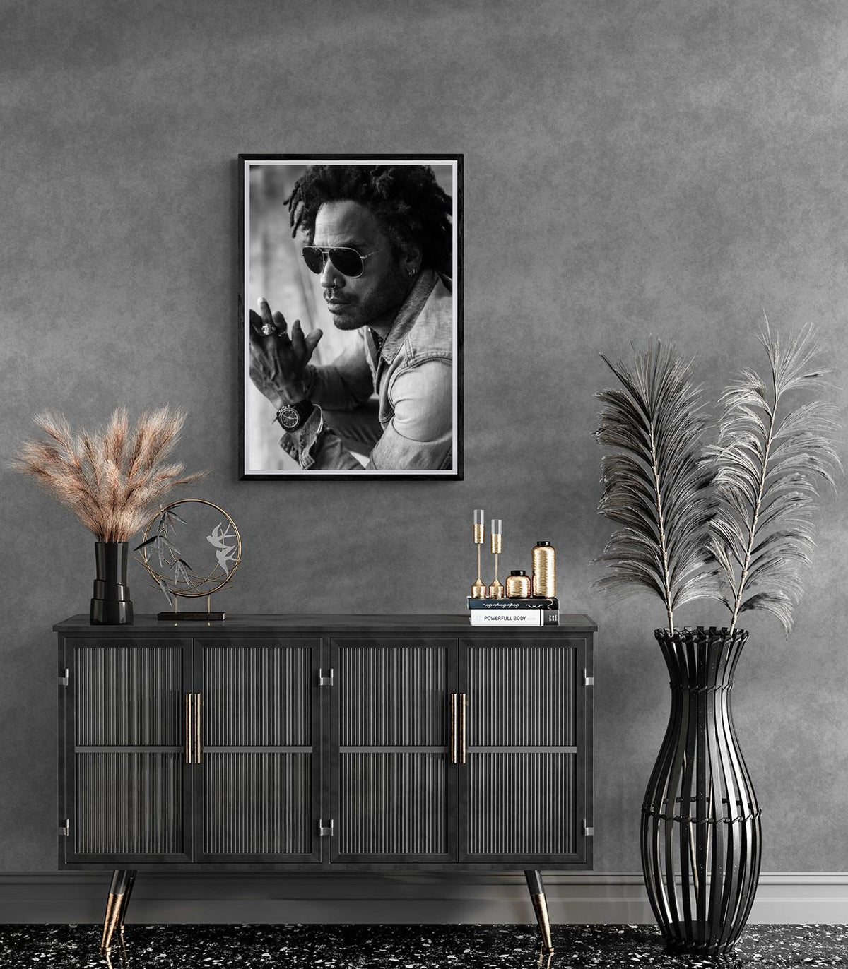 Lenny Kravitz Noir et Blanc dans un intérieur