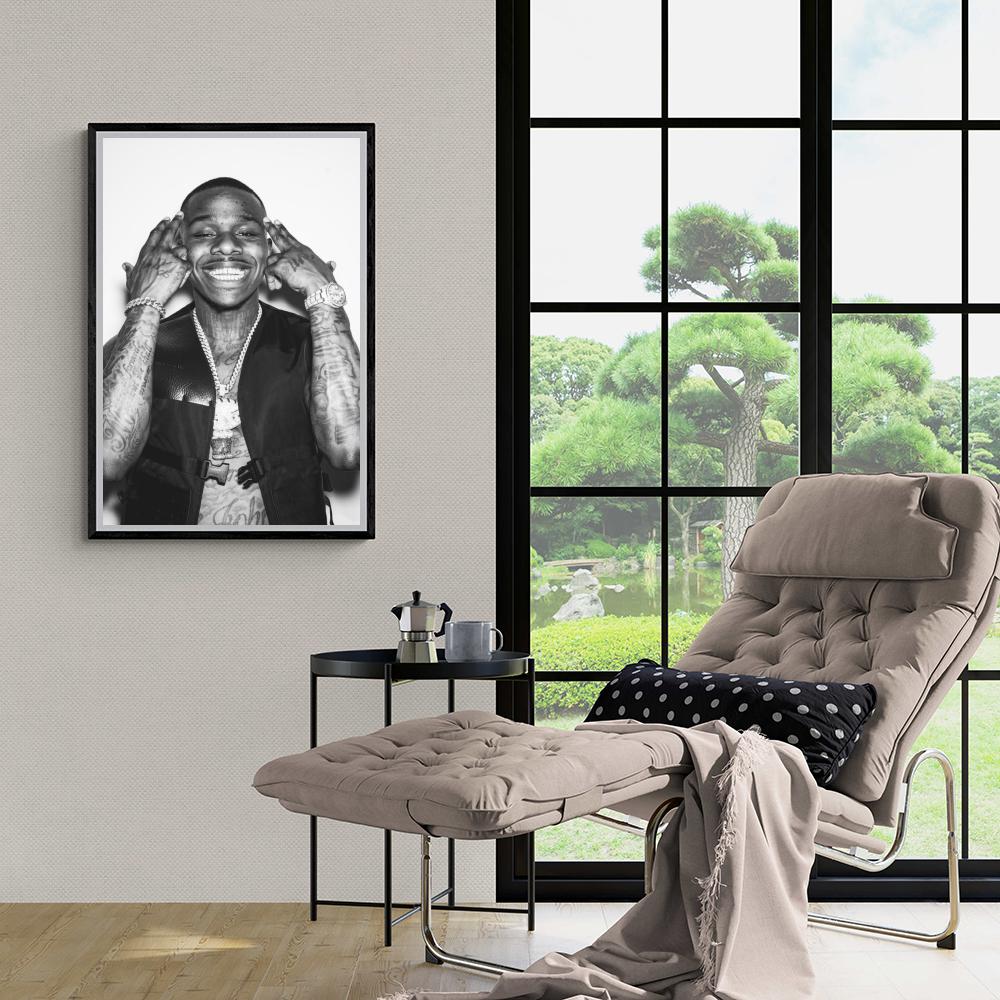 DaBaby Noir et Blanc dans un intérieur
