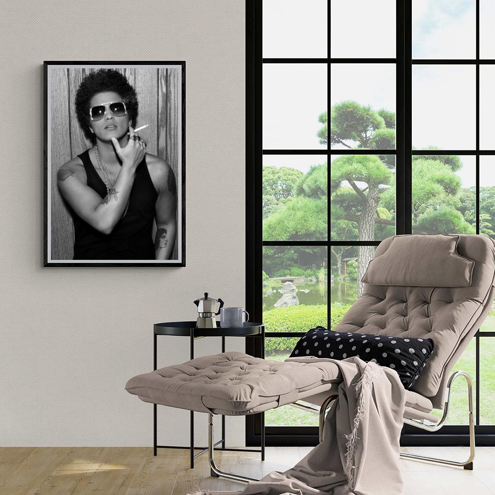 Bruno Mars Noir et Blanc dans un intérieur