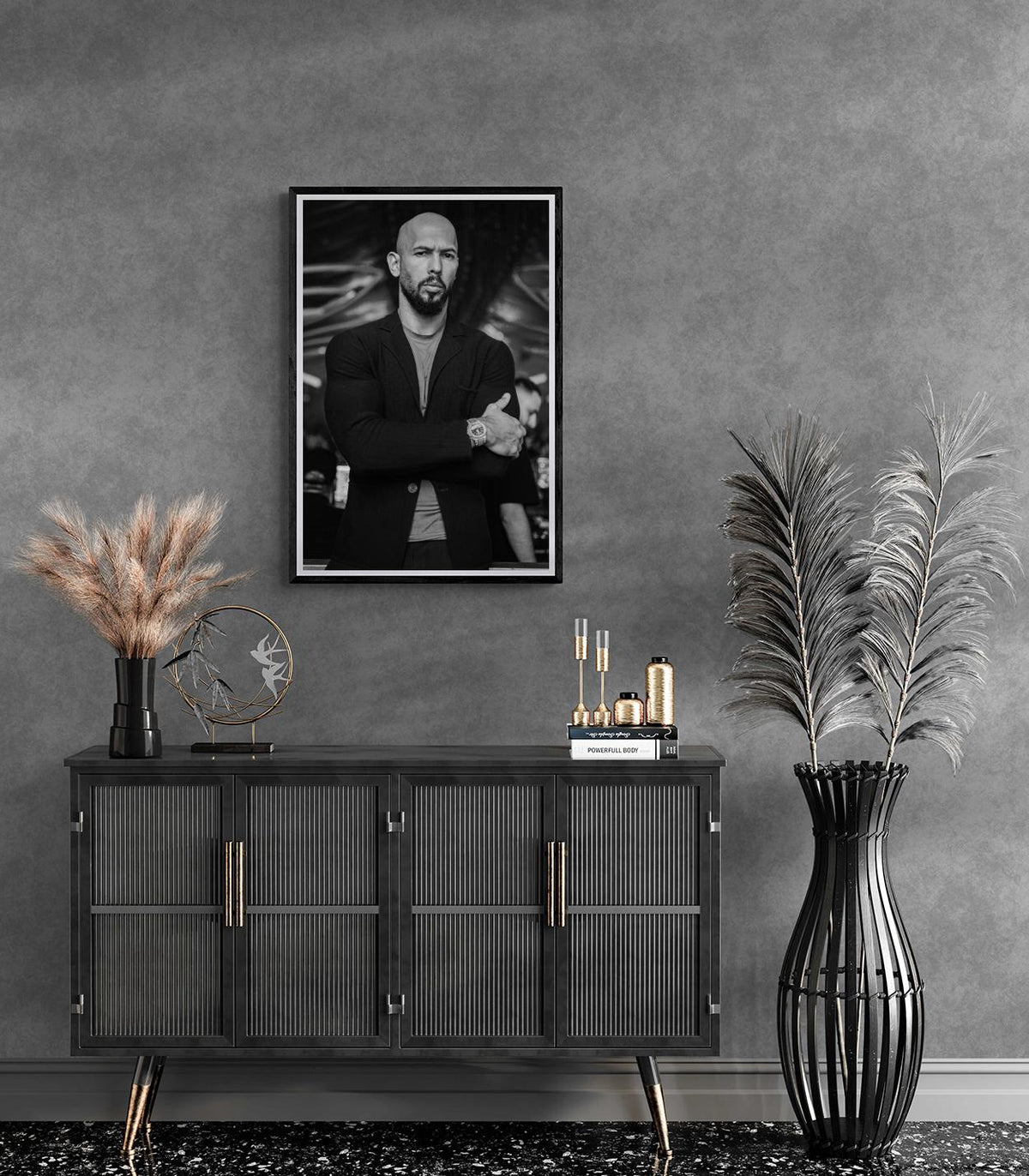 Andrew Tate Noir et Blanc dans un intérieur