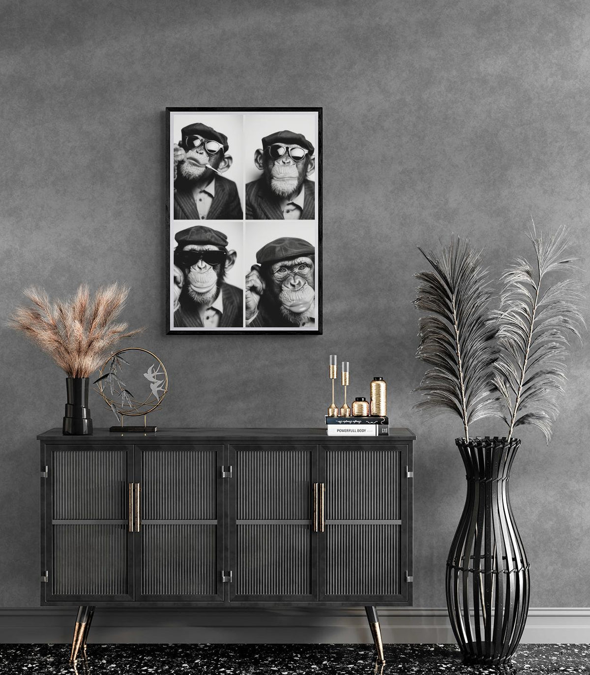 Singe en Costume Noir et Blanc dans un intérieur