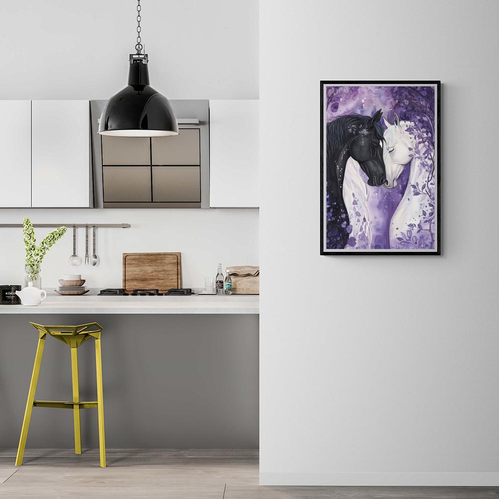 Couple de Chevaux Noir et Blanc dans un intérieur