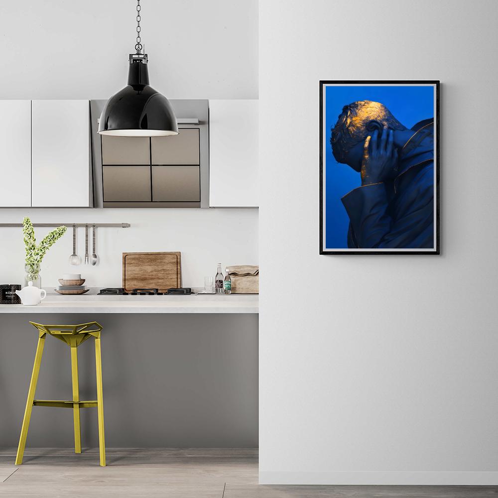 Hombre Azul y Dorado en un interior