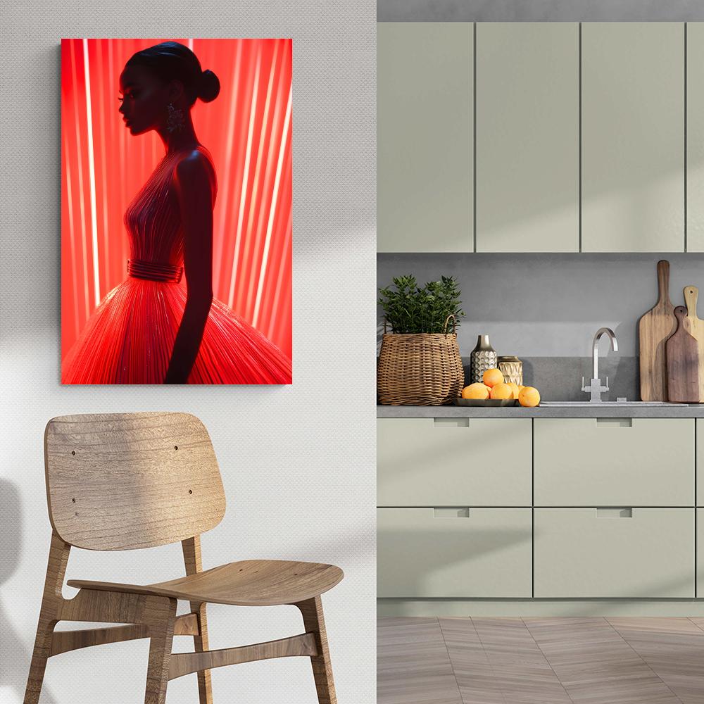 Mujer Roja en un interior