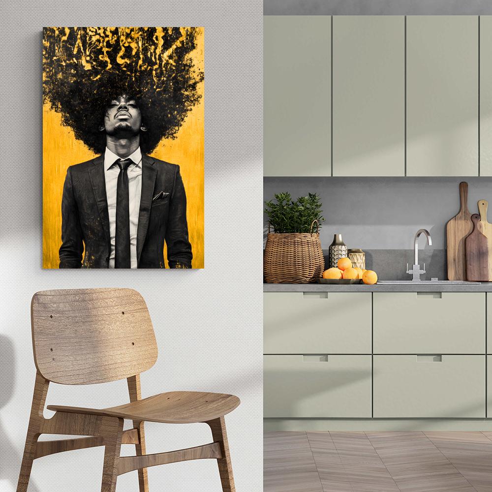 Afro Dorado en un interior