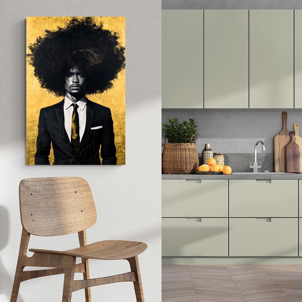 Afro Dorado en un interior