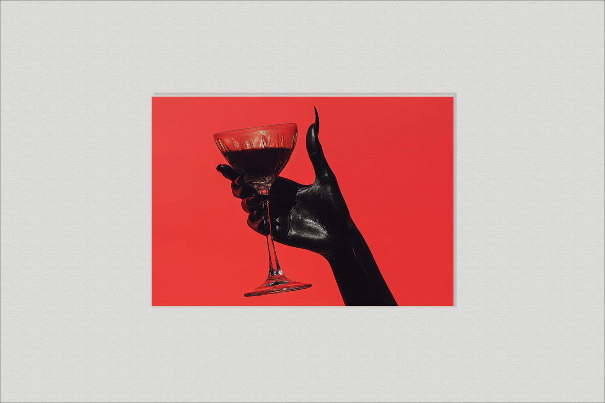 Main cocktail dans un intérieur