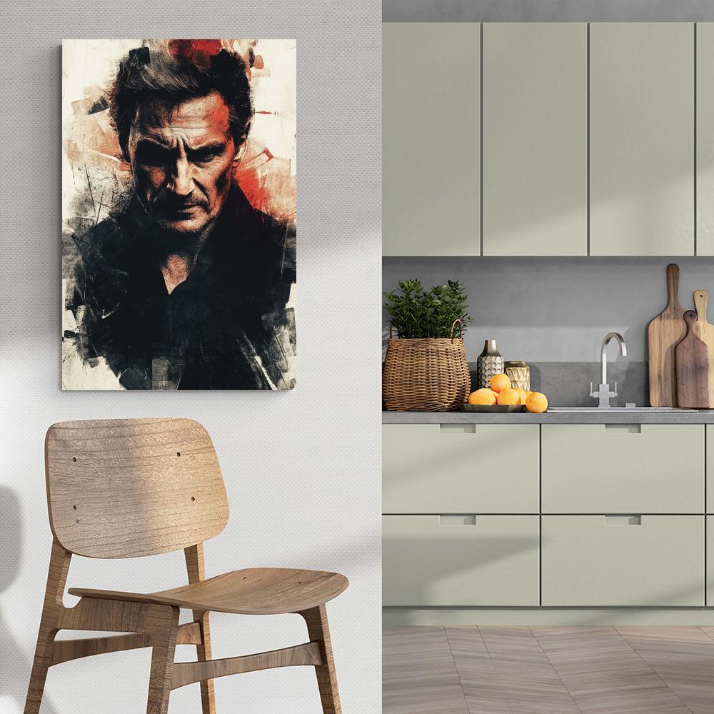 Liam Neeson dans un intérieur