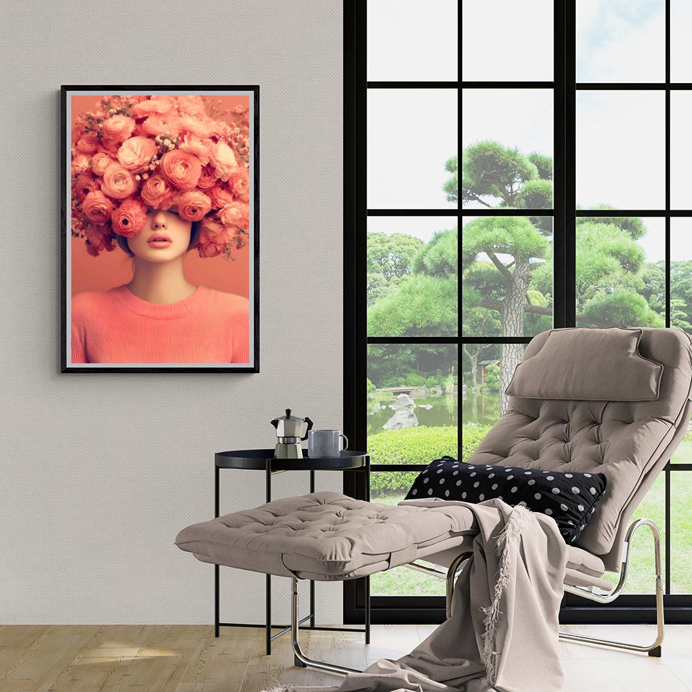Femme Fleurie dans un intérieur