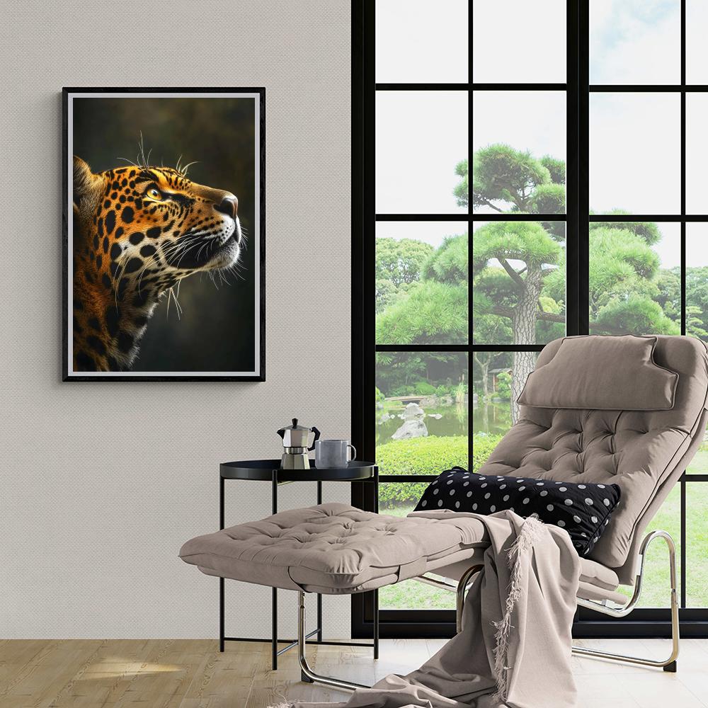 Jaguar Regardant vers le Haut dans un intérieur
