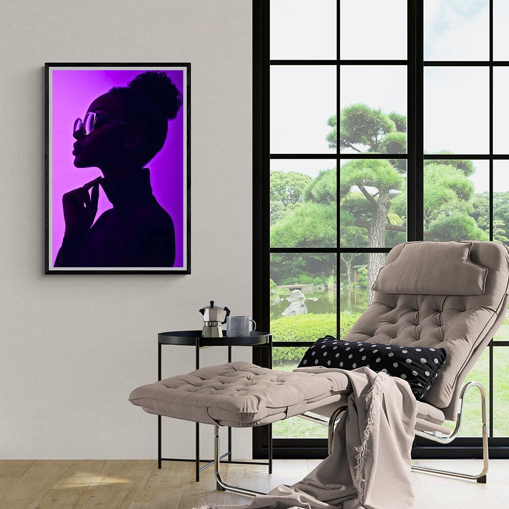 Femme Violette dans un intérieur