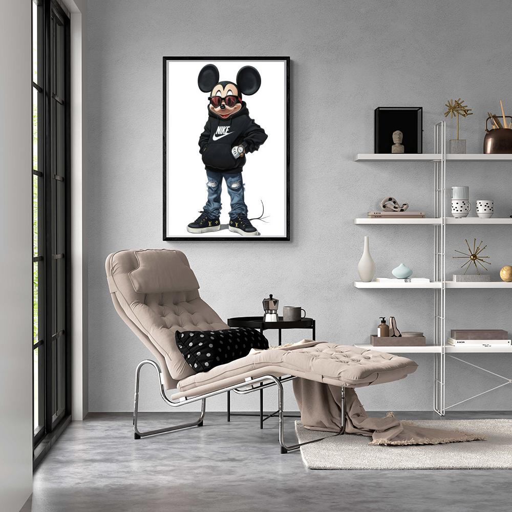 Mickey Mouse Nike en un interior