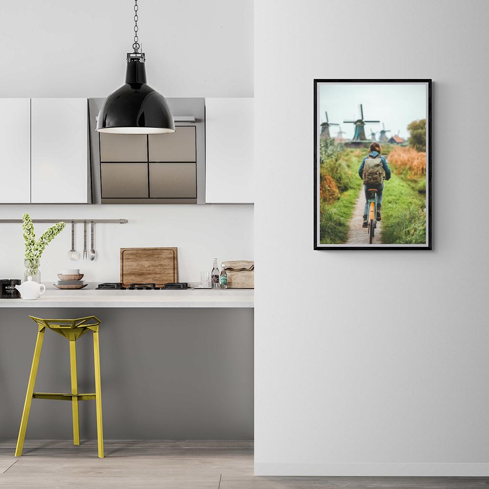 Fille à Vélo dans un intérieur