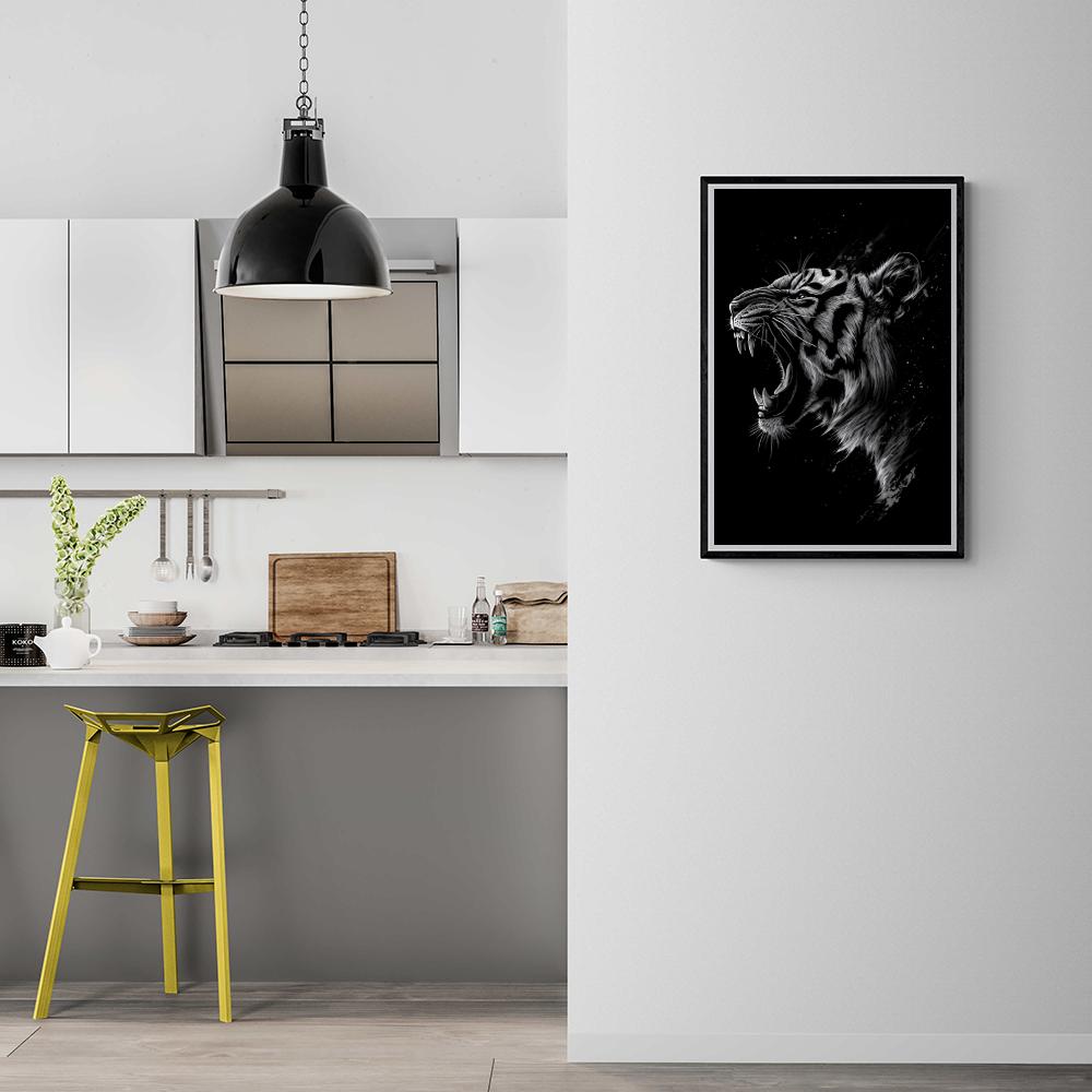 Tigre noir et blanc dans un intérieur