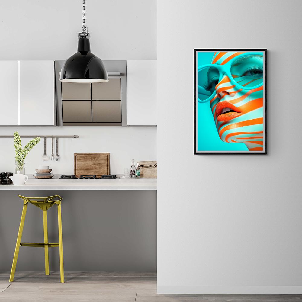 Femme en rayures dans un intérieur
