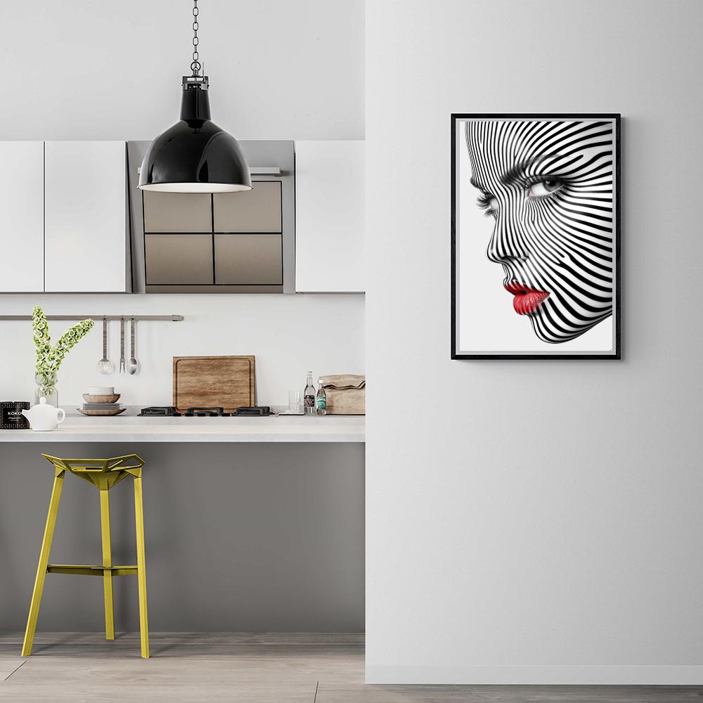 Portrait féminin en rayures dans un intérieur