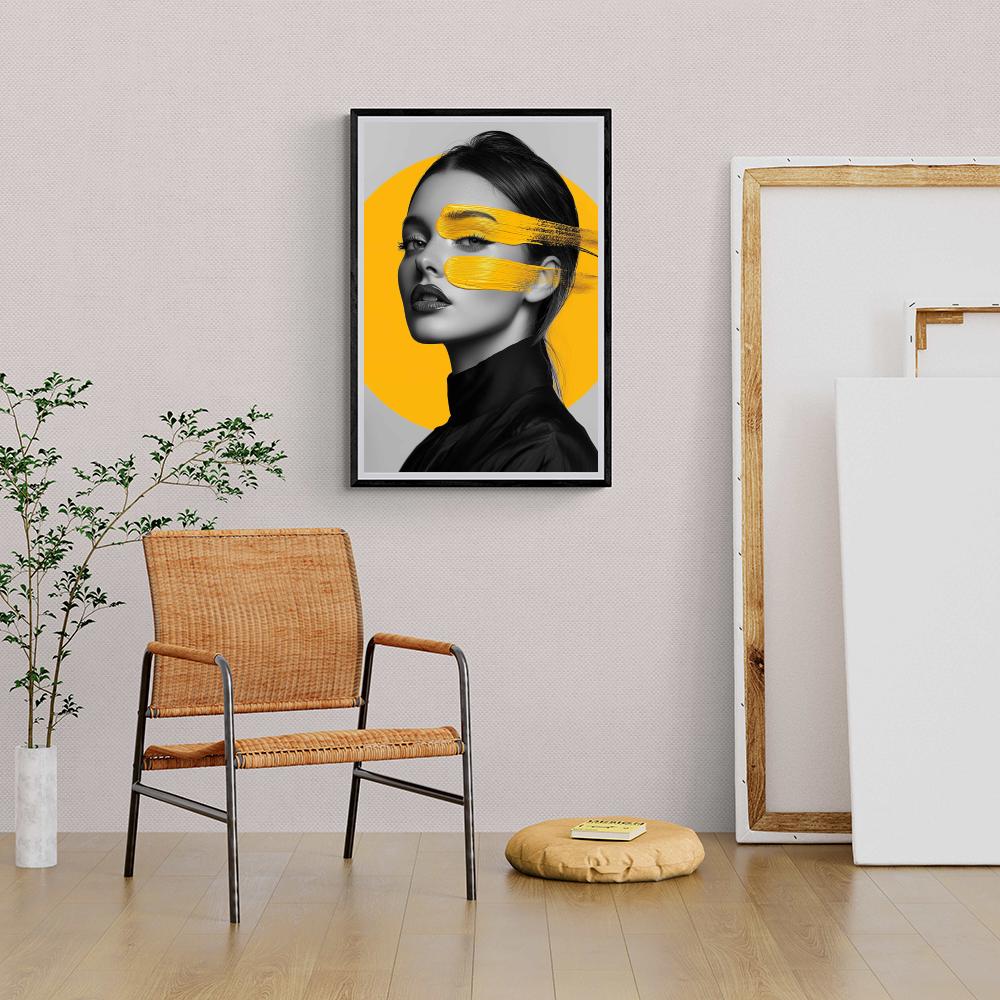 Femme Jaune dans un intérieur
