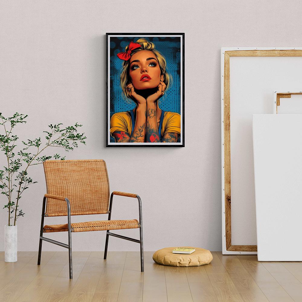 Femme Tatouée dans un intérieur