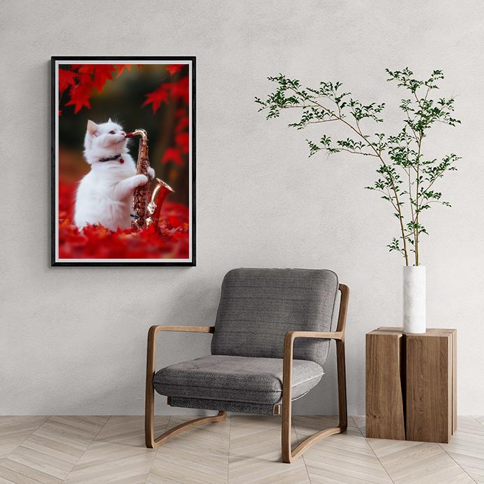 Chat au Saxophone dans un intérieur