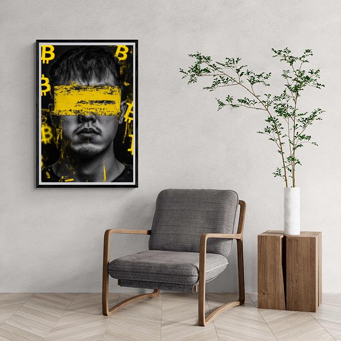 Bitcoin Man dans un intérieur