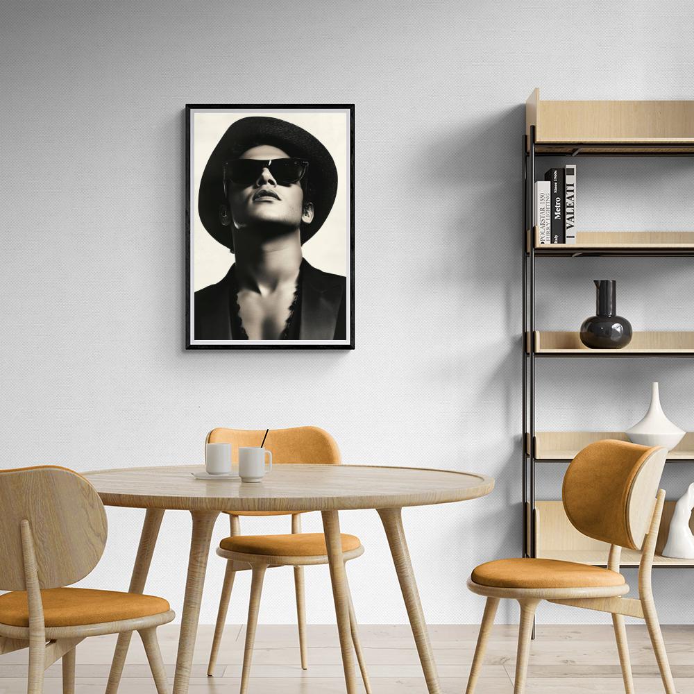 Bruno Mars dans un intérieur