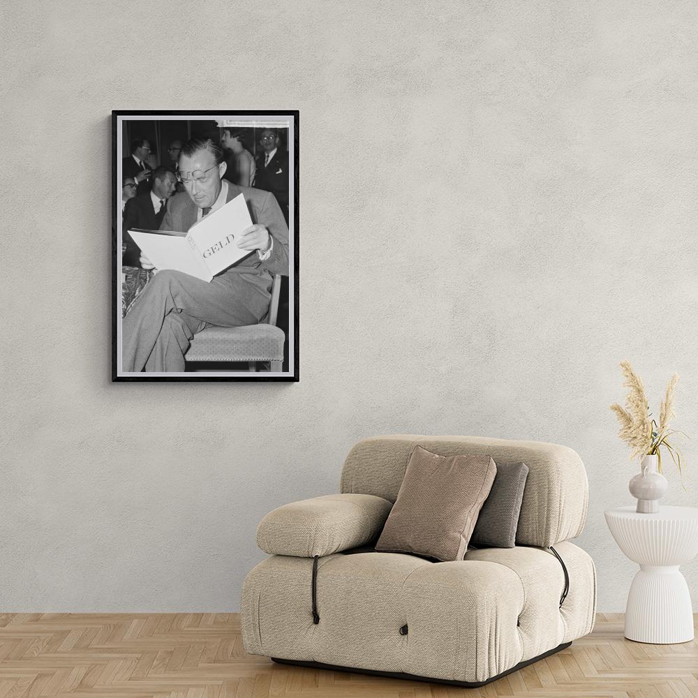 Prince Bernhard dans un intérieur