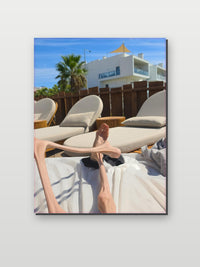 Thin Legs Sunbathing op aluminium dibond