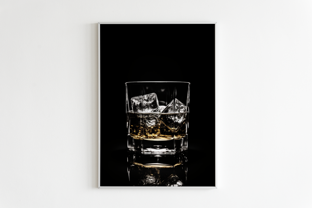 Copa de Whisky Negra en un interior