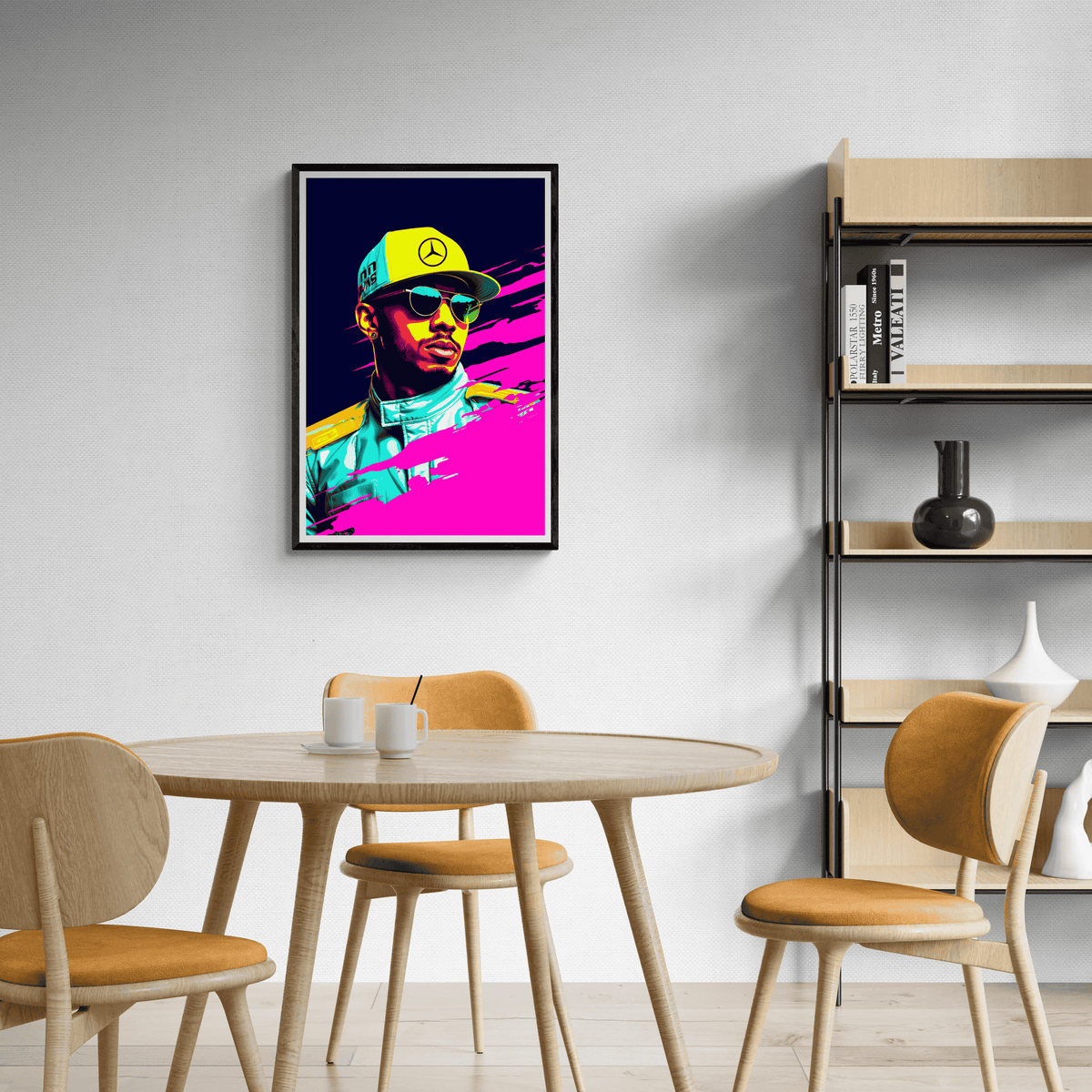 Lewis Hamilton en un interior