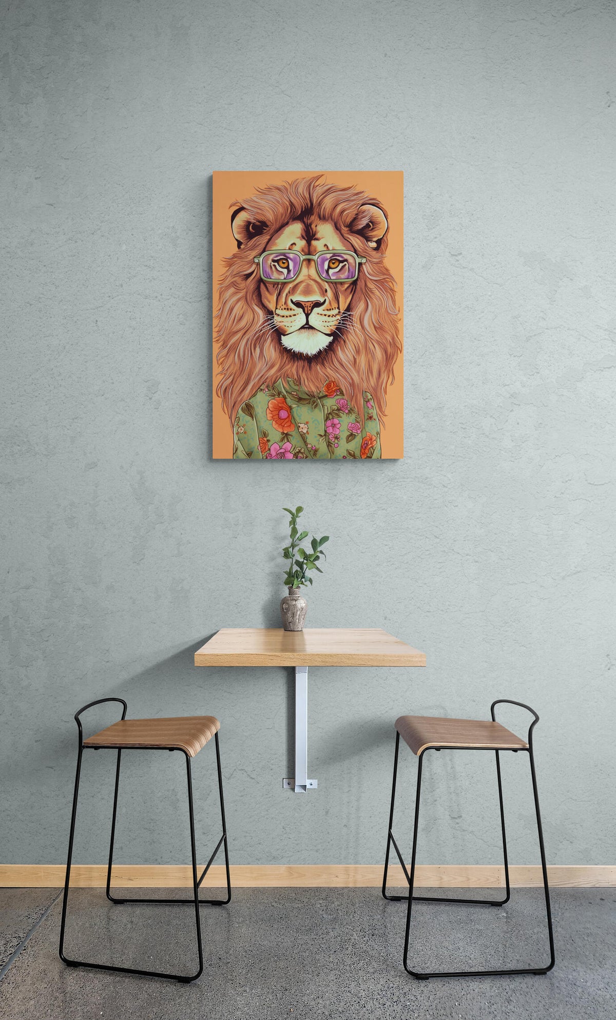 León con Gafas en un interior
