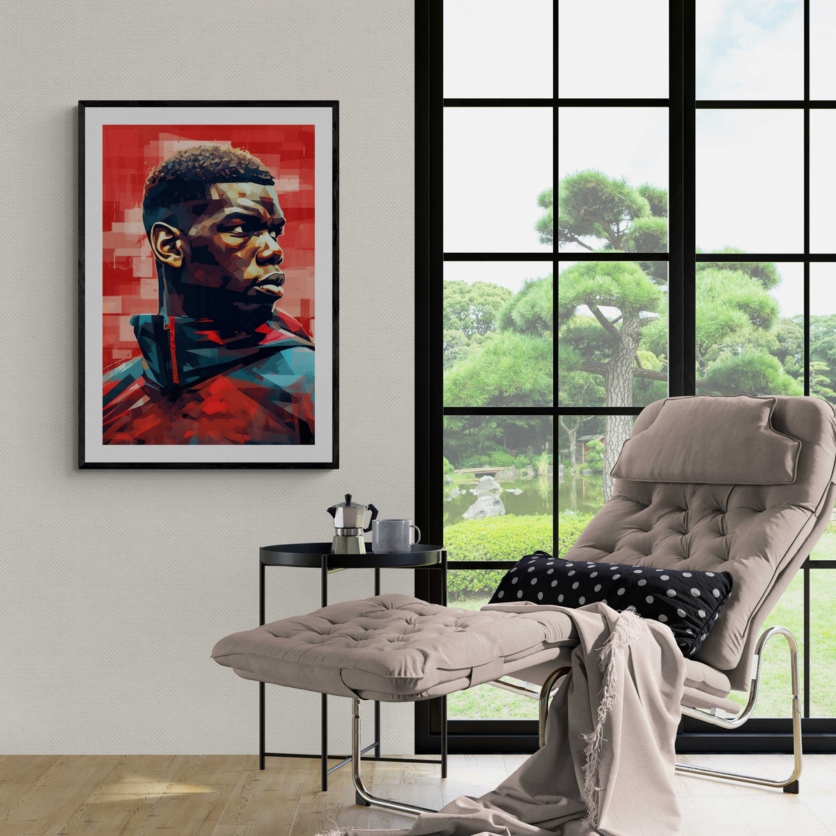 Paul Pogba Rojo en un interior