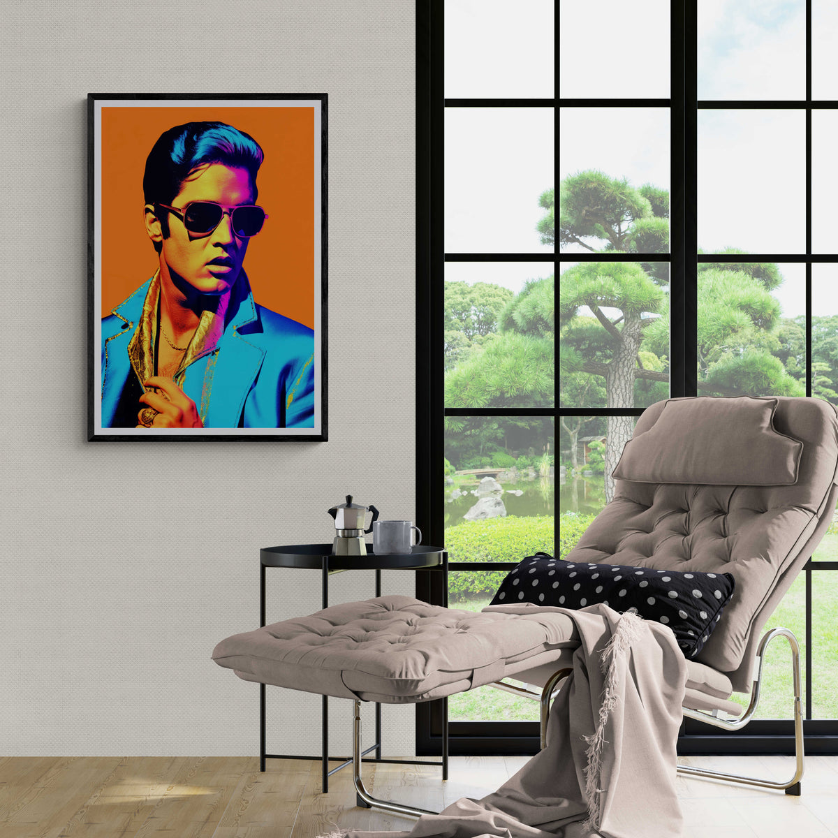 Elvis Presley Naranja en un interior
