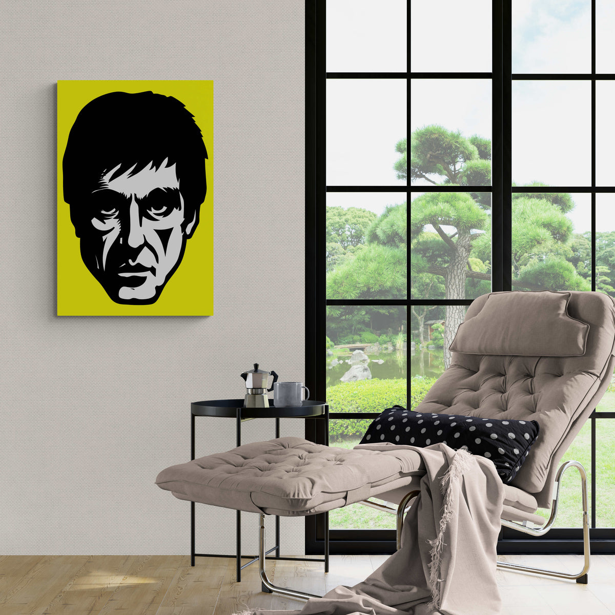Scarface Amarillo en un interior