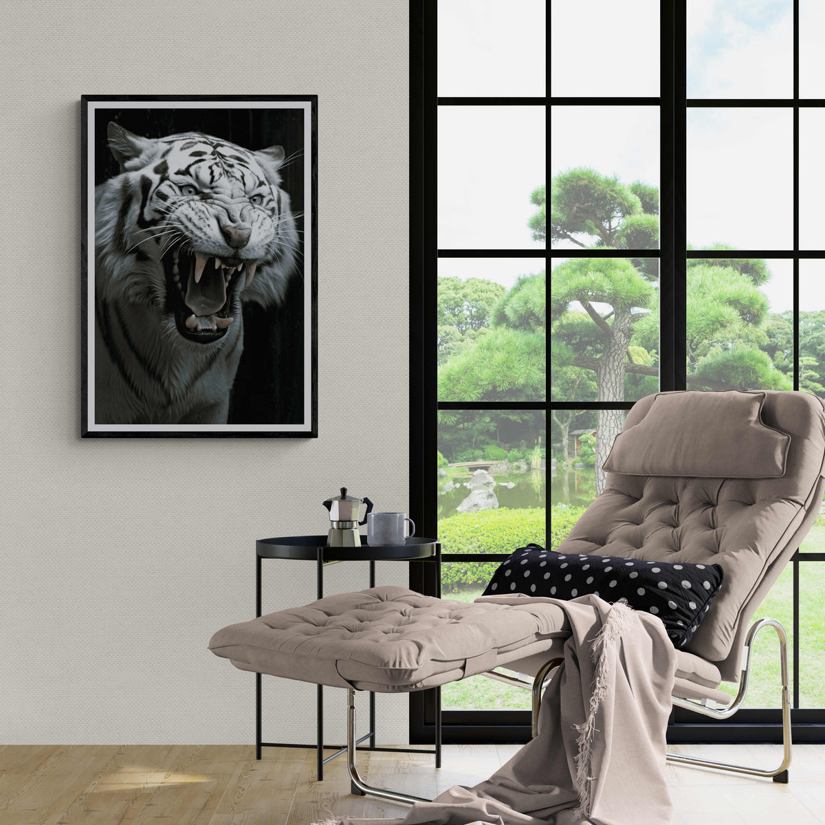 Tigre Blanco Rugiendo en un interior