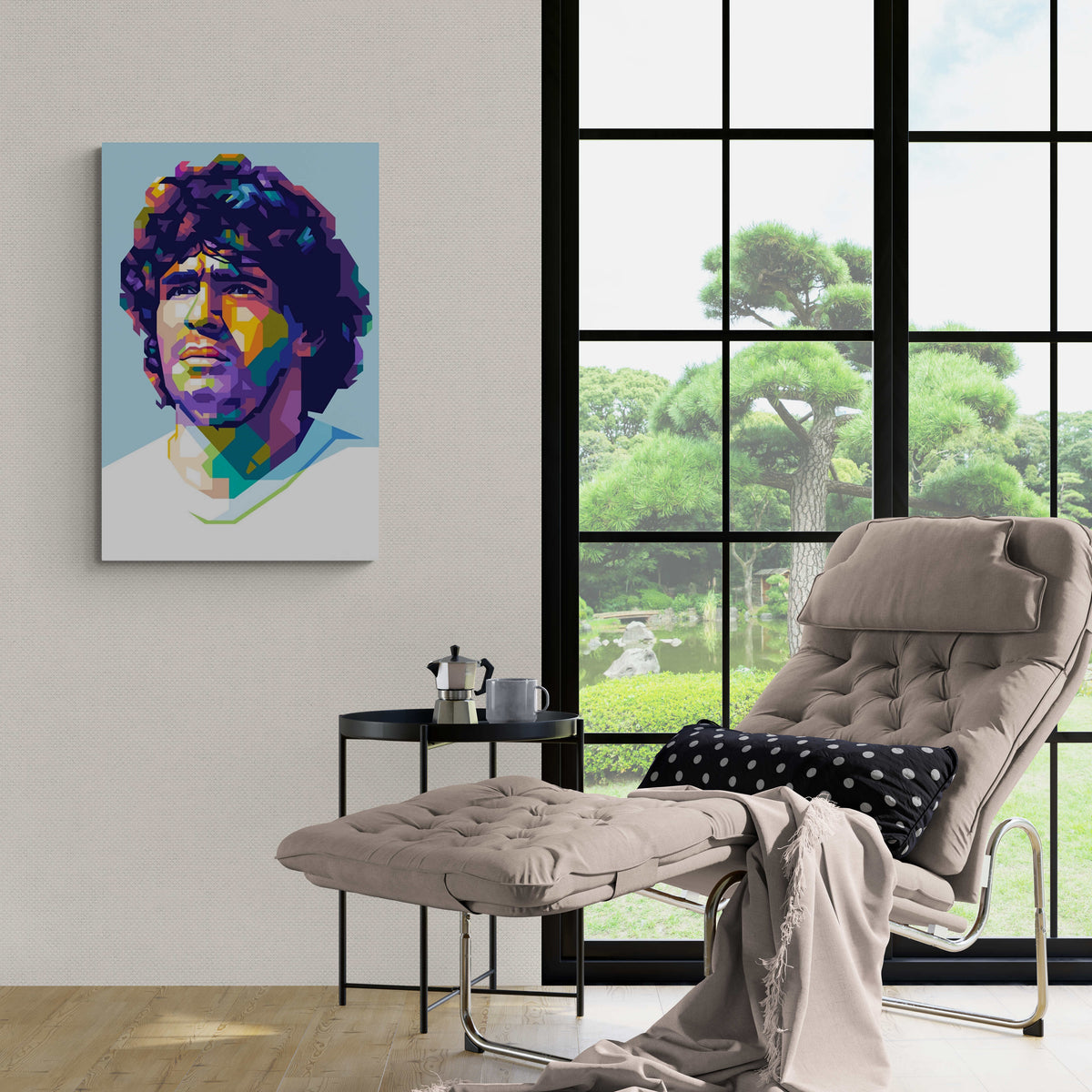 Diego Maradona en un interior