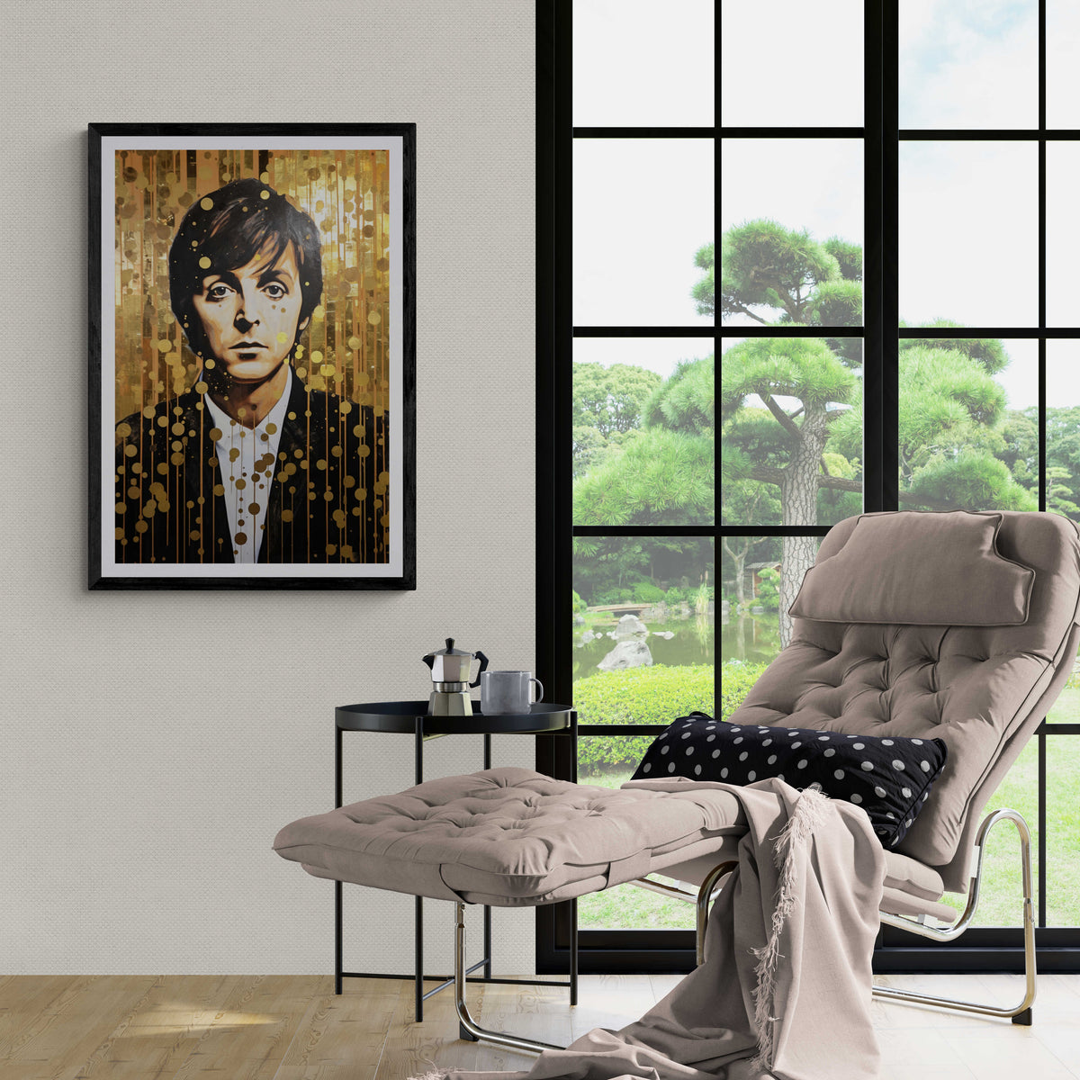 Paul Mccartney dans un intérieur
