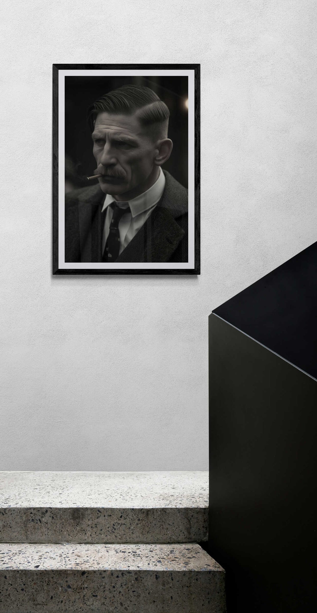 Arthur Shelby Sigaar en un interior