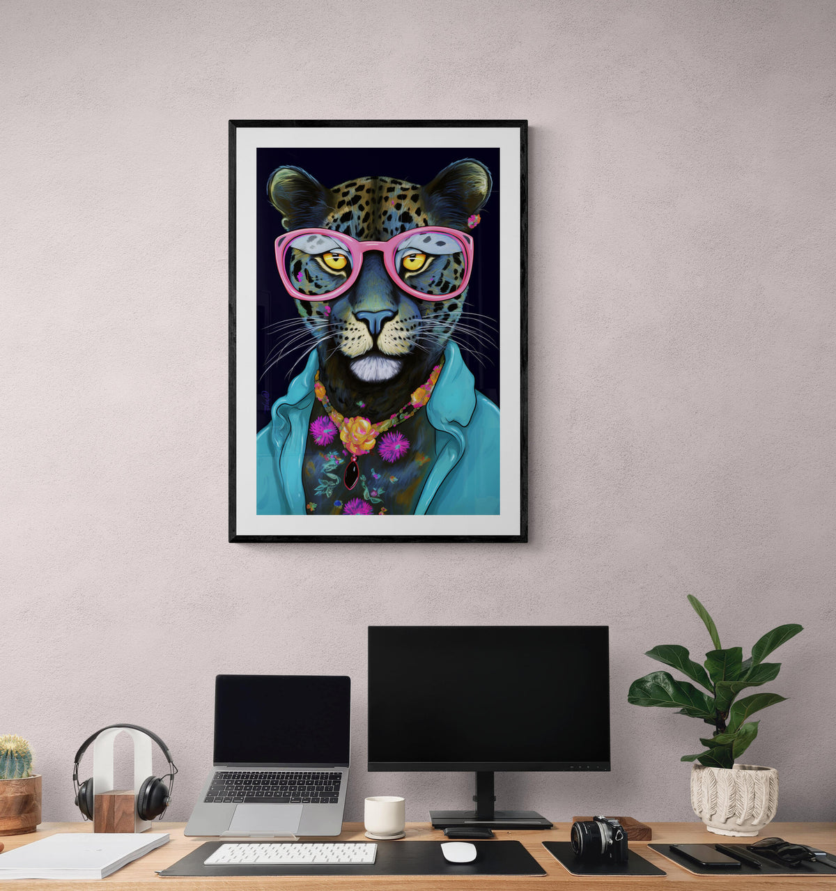 Jaguar Gafas Rosas en un interior