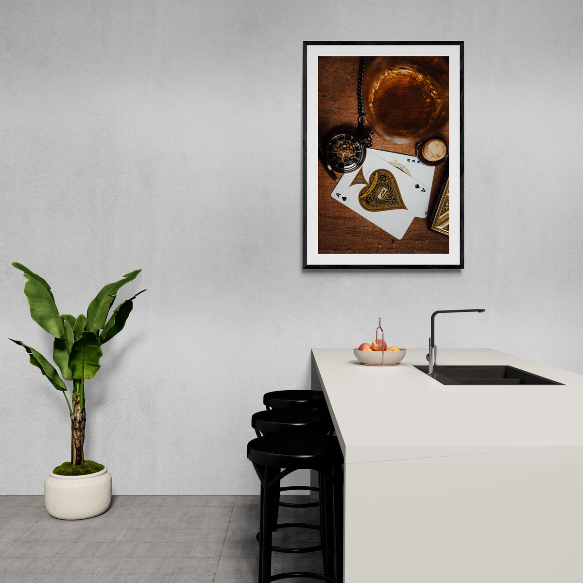 Whisky y Cartas en un interior