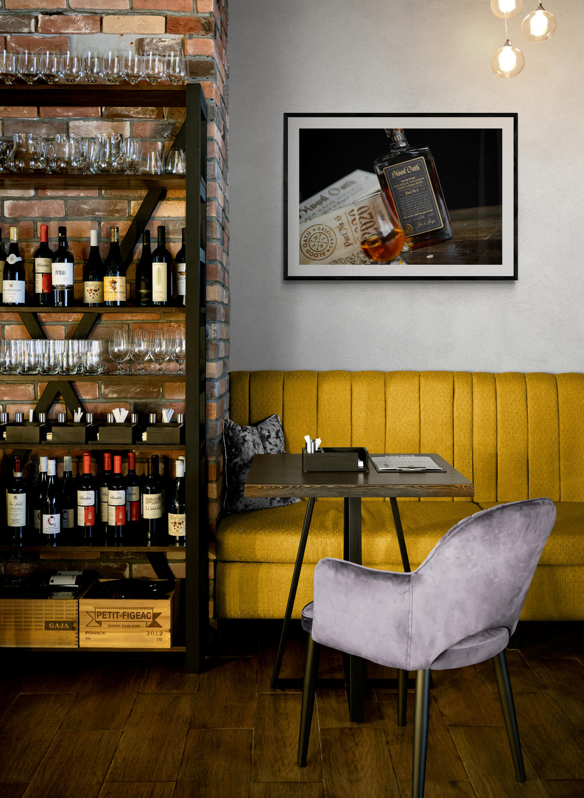 Blood Oath Bourbon en un interior