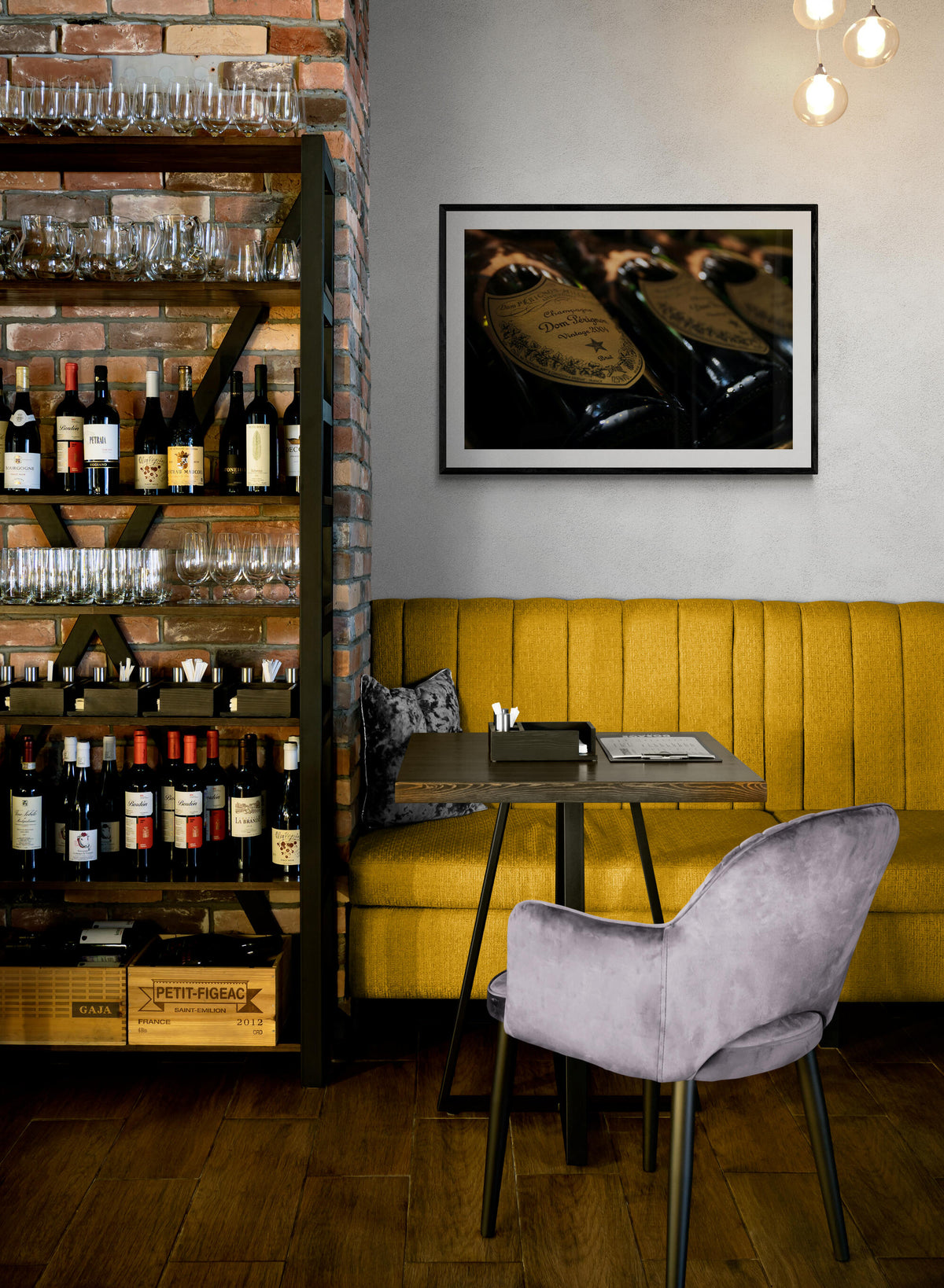 Botellas Dom Perignon en un interior