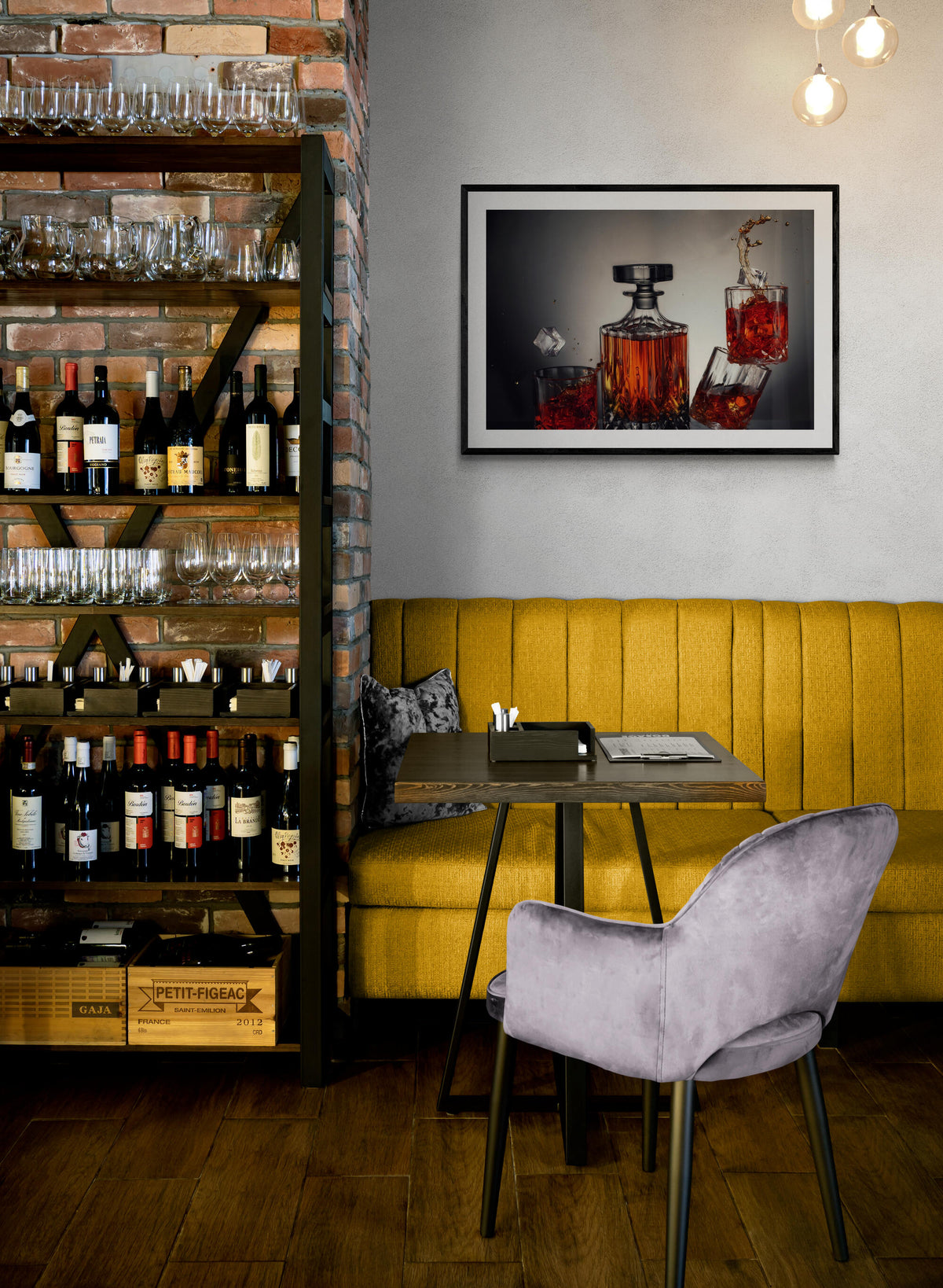 Jarra y Copas de Whisky en un interior